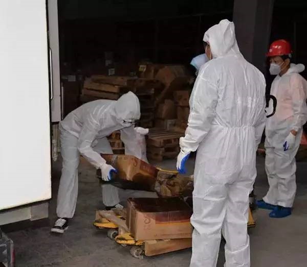 處理廢棄腐爛生鮮需穿戴防護(hù)服 處理廢棄腐爛生鮮需穿戴防護(hù)服
